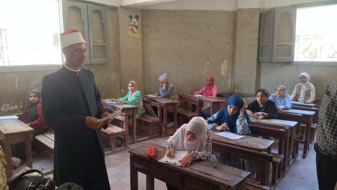 أبو دهب يواصل متابعاته لامتحانات الشهادتين الابتدائية والإعدادية ويتفقد لجان فتيات طهطا والنموذجى والفتح 