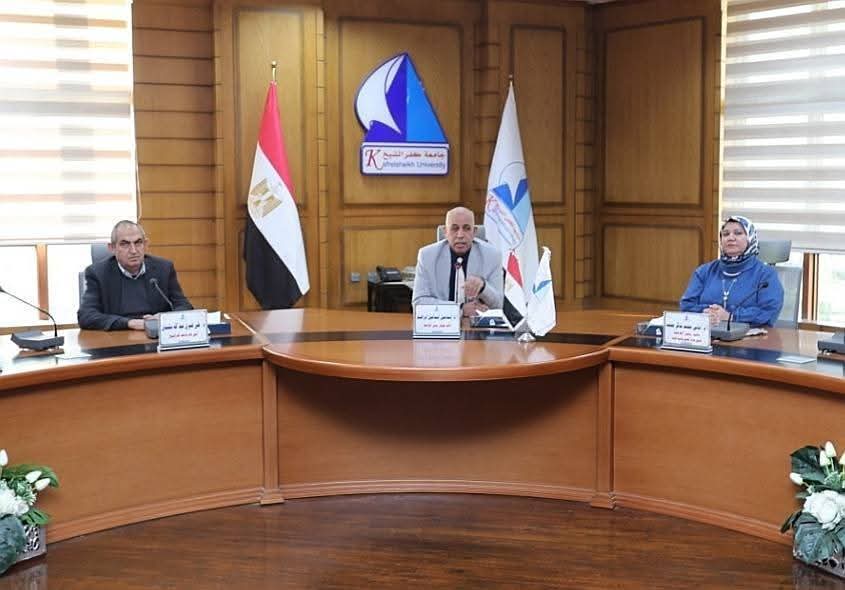 رئيس جامعة كفر الشيخ يلتقي بالطلاب الوافدين ويؤكد حرص الجامعة على تقديم بيئة تعليمية وخدمية متميزة