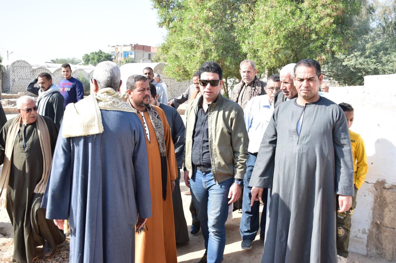 نائب محافظ سوهاج يزور الأحايوة شرق ويجري جولة ميدانية للاستماع لمطالب المواطنين