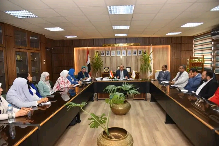 رئيس جامعة أسيوط يستعرض تقريرًا عن الفريق التنفيذي لقطاع خدمة المجتمع وتنمية البيئة