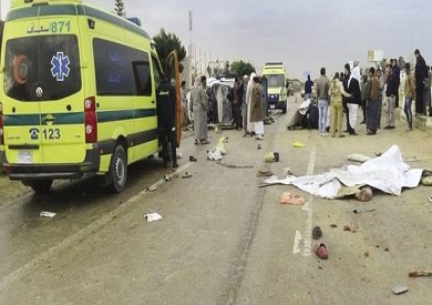 مصرع شخص وإصابة 11 آخرين إثر انقلاب سيارة نقل بعد اصطدامها مع نصف نقل في بورسعيد
