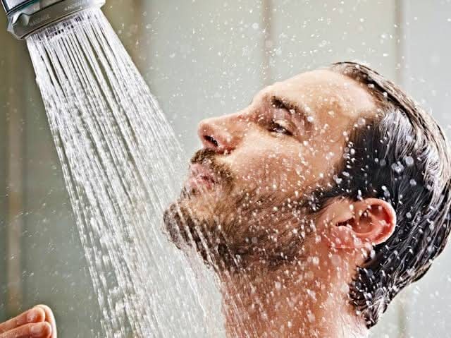 غسل الوجه والاستحمام بصفة دورية في الصيف... سلاحك ضد العرق ومشاكل العدوى