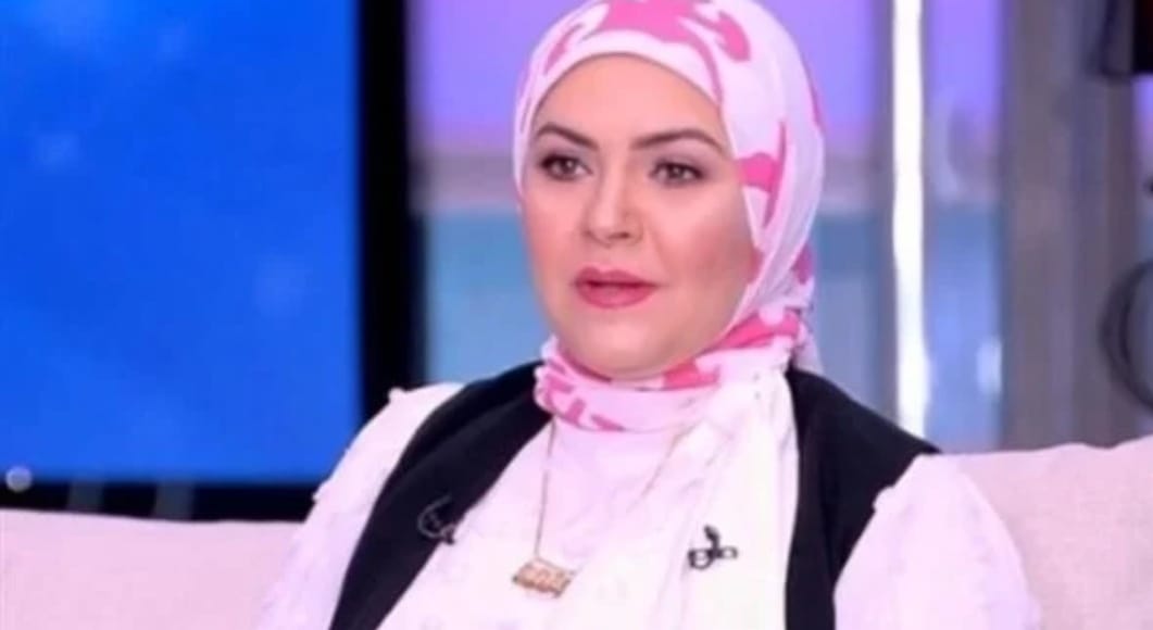 قلبى وجعنى عليكي .٠٠ الفنانة منال عبد اللطيف تنهار من البكاء في وداع والدتها