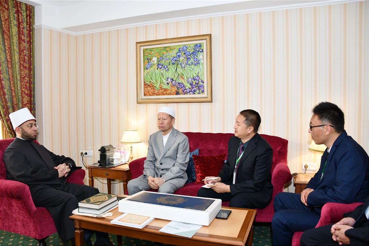 وزير الأوقاف يلتقي رئيس الجمعية الإسلامية الصينية والوفد المرافق له