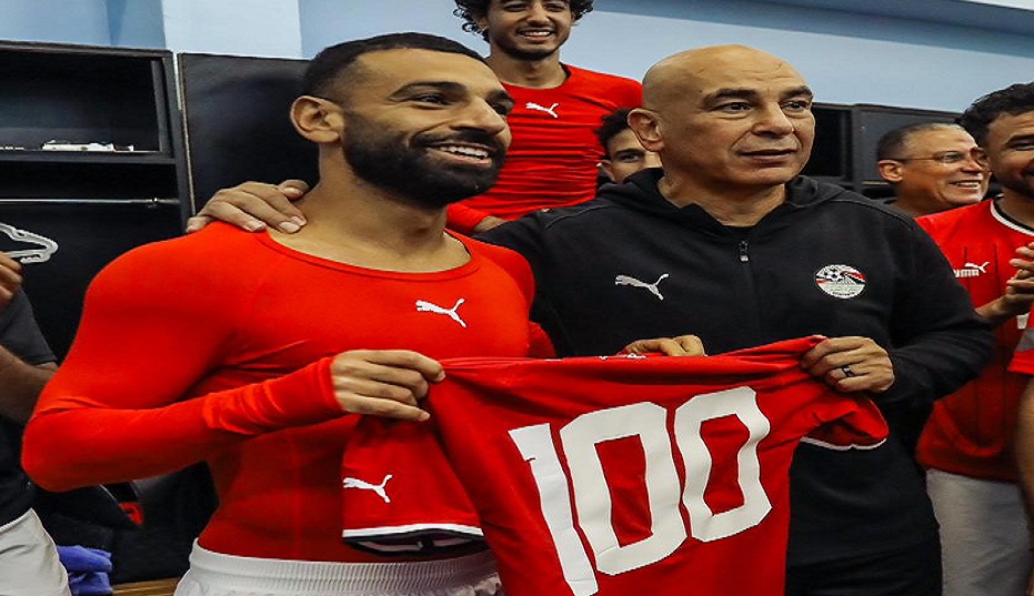 منتخب مصر يحتفل بوصول محمد صلاح للمباراة رقم 100