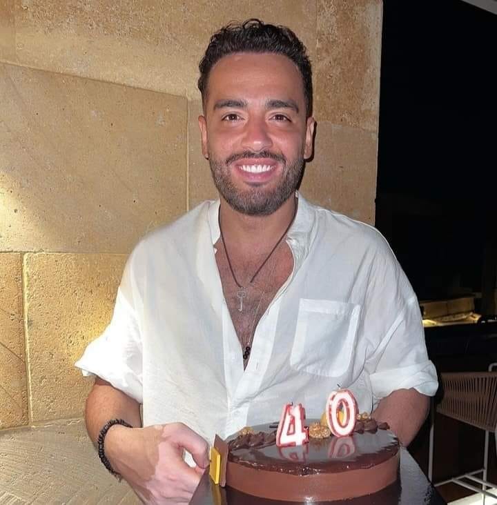 رامي جمال يحتفل بعيد ميلاده ال 40 على طريقته 