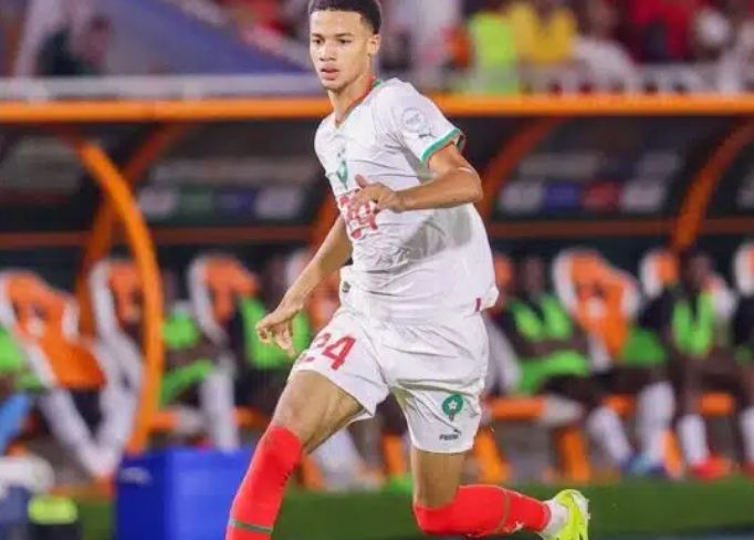 الموت يفجع نجم منتخب المغرب فى وفاة والده 