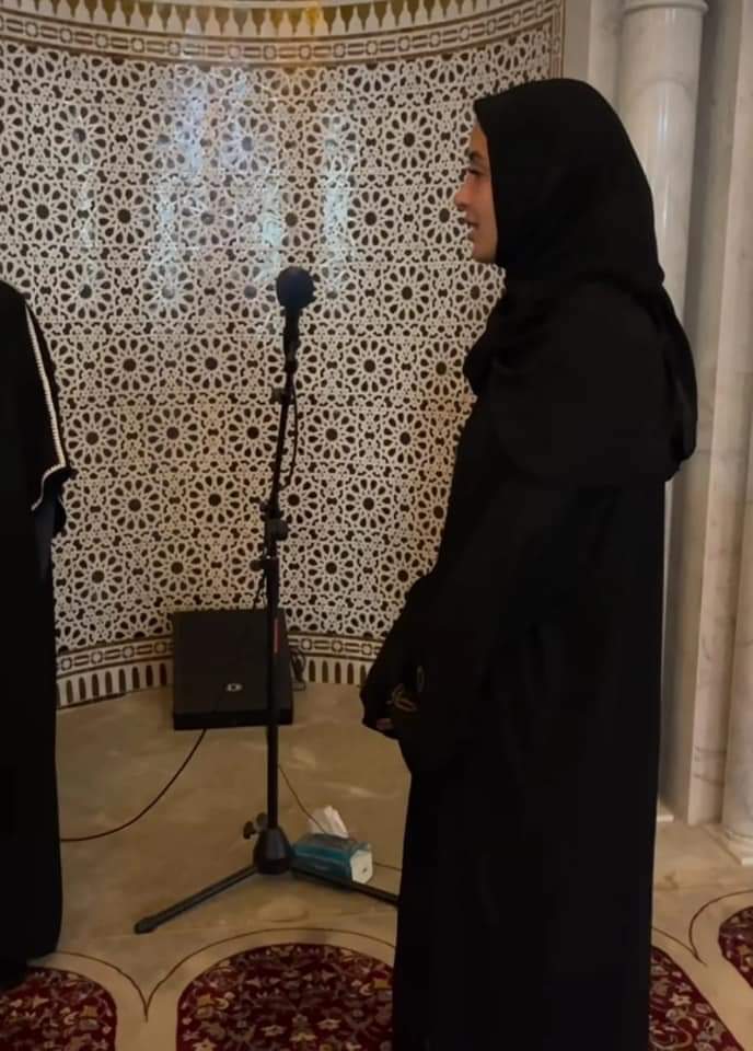 عارضة أزياء فرنسية شهيرة تدخل الإسلام وترتدي الحجاب