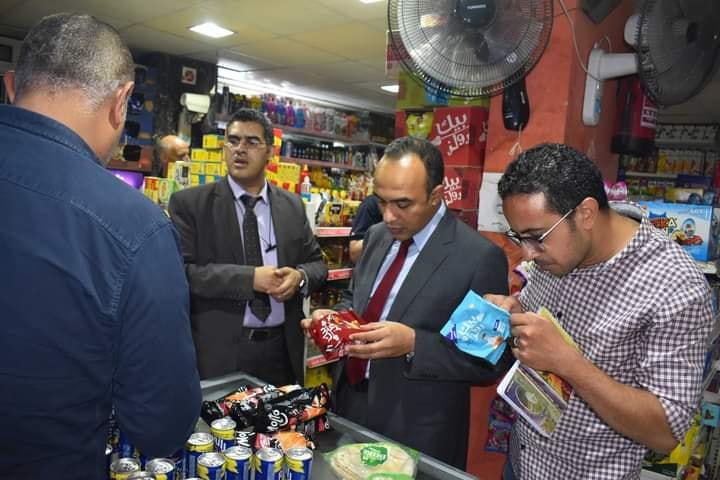 نائب المحافظ يوجه بتحرير محضر لأحد المجمعات الاستهلاكية لضبط منتجات منتهية الصلاحية بمدينة المنيا 