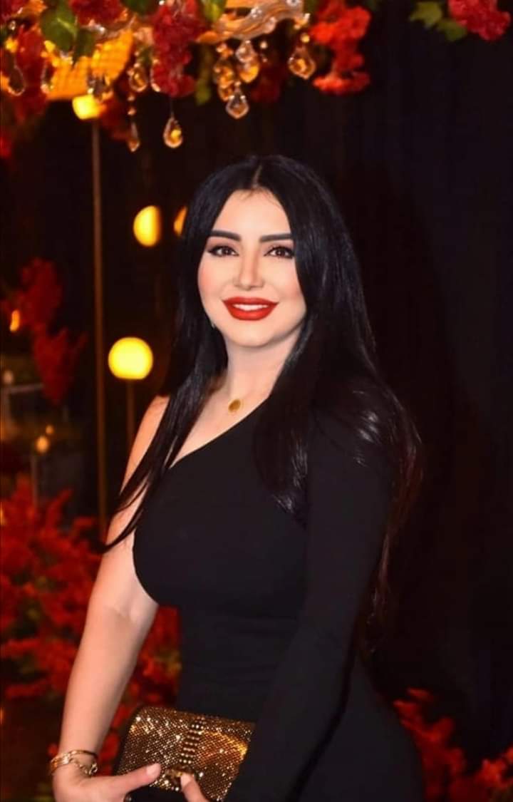 بفستان صيحة الكتف الواحد .. إطلالة ملفتة للمطربة سوار النجار
