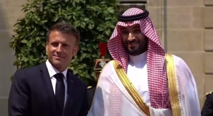 ولي العهد السعودي يصل إلى قصر الإليزيه للقاء الرئيس الفرنسي