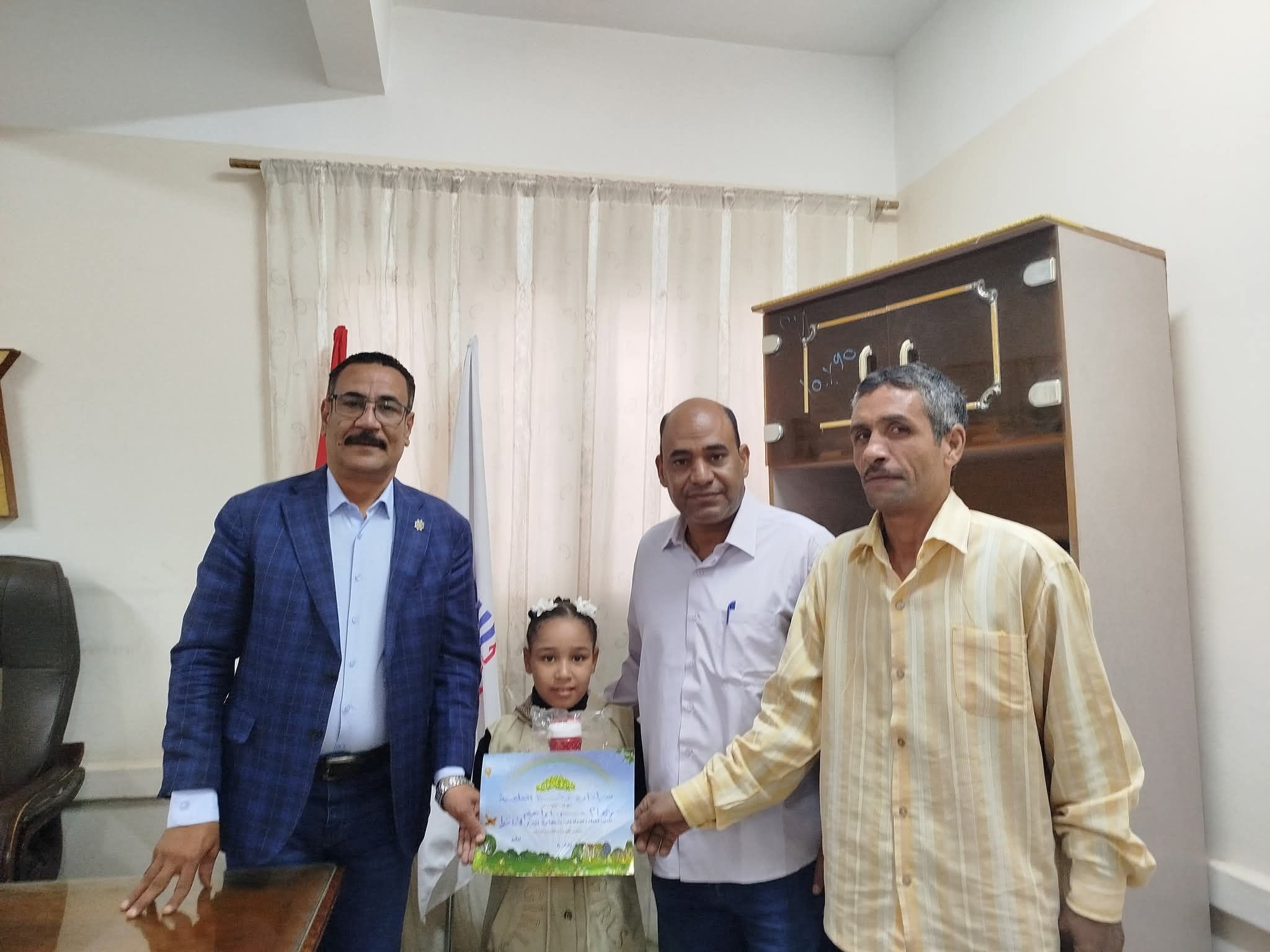 مدير عام تعليمية دشنا يكرم 