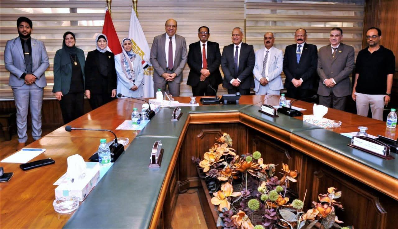 وزير الطيران المدني يشهد حفل تخرج طلبة المراقبة الجوية من دولة اليمن الشقيقة