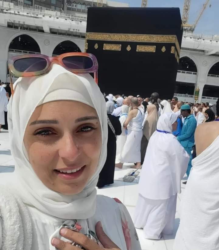 بالحجاب والعباءة البيضاء ٠٠ الفنانة نورهان شعيب تؤدي مناسك العمرة