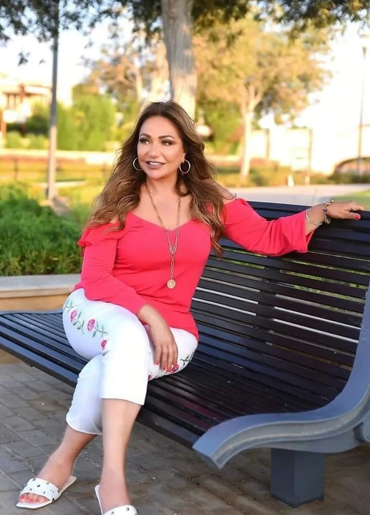 بإطلالة شبابية راقية.. ليلى علوي تهنىء جمهورها بعيد الفطر