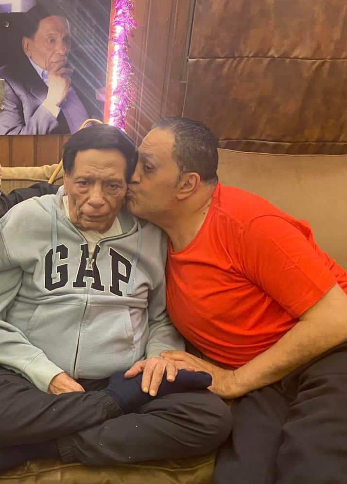 تظهر علية علامات التعب ٠٠ خالد سرحان يفاجئ جمهور الزعيم عادل إمام بصورة جديدة بمناسبة عيد ميلاده