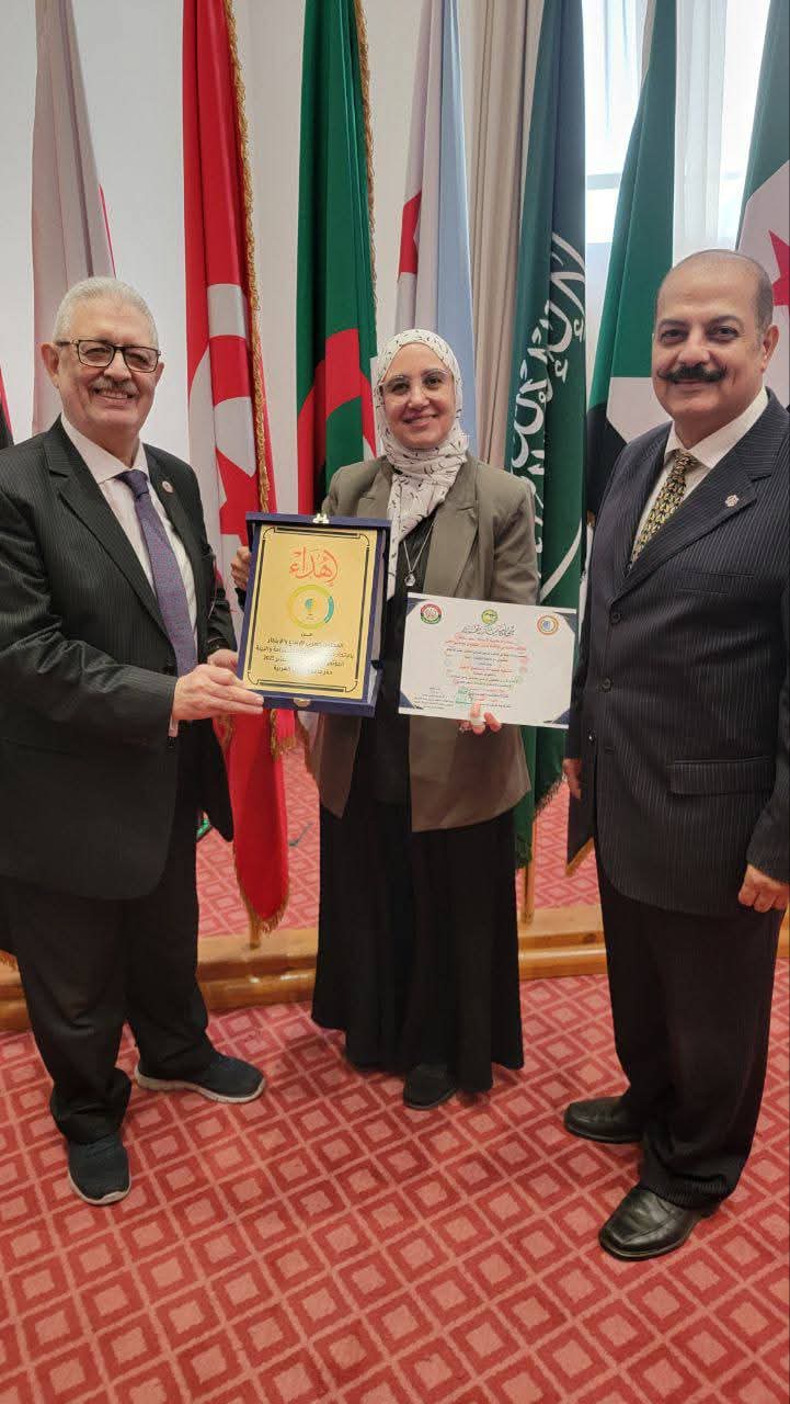 تكريم الإعلامية عبير سلامة بدرع الاتحاد العربي للتنمية المستدامة والبيئة بجامعة الدول العربية