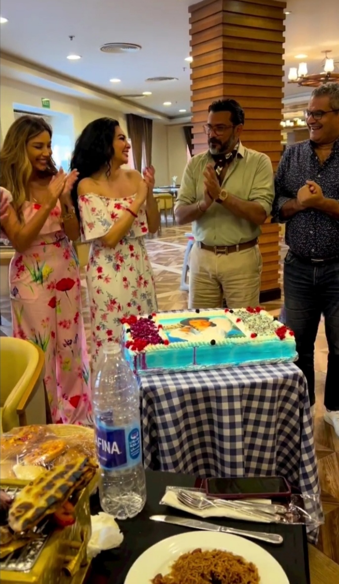 بحضور محمد رجب والأصدقاء .. ميرهان حسين تحتفل بعيد ميلادها