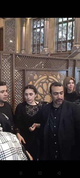 ملامح الحزن تسيطر على  الفنانة ريم أحمد في عزاء والدتها بمسجد الحمدية الشاذلية