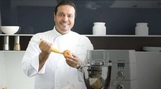 شيف ينهار بالبكاء بعد سماعه نبا وفاة أسامة السيد
