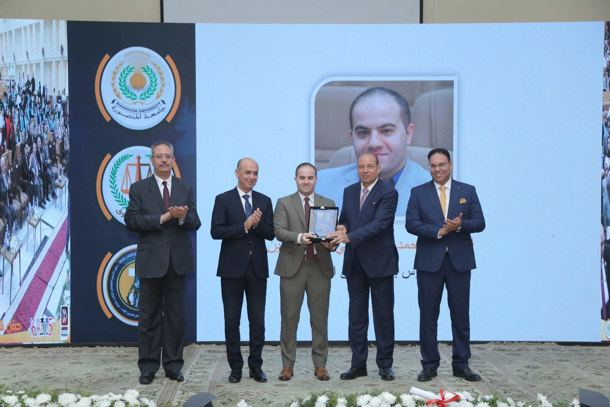 تكريم الدكتور أحمد شرف في يوم التميز العلمي الثالث بكلية الحقوق – جامعة المنصورة: احتفاءٌ بقدرات أكاديمية راسخة وإسهامات علمية تصنع الفارق