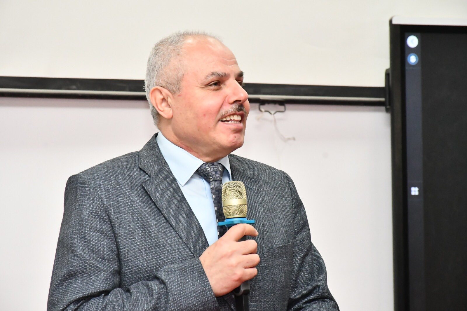 رئيس جامعة قناة السويس يتفقد المرحلة الثانية من أعمال تطوير سور الجامعة بطول 1000 متر