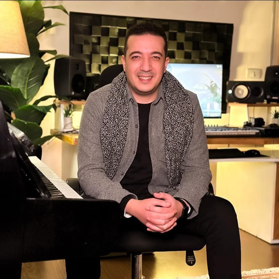 انفراد خاص… الشاعر محمود سليم يوقّع واحدة من أعذب أغانيه فى 