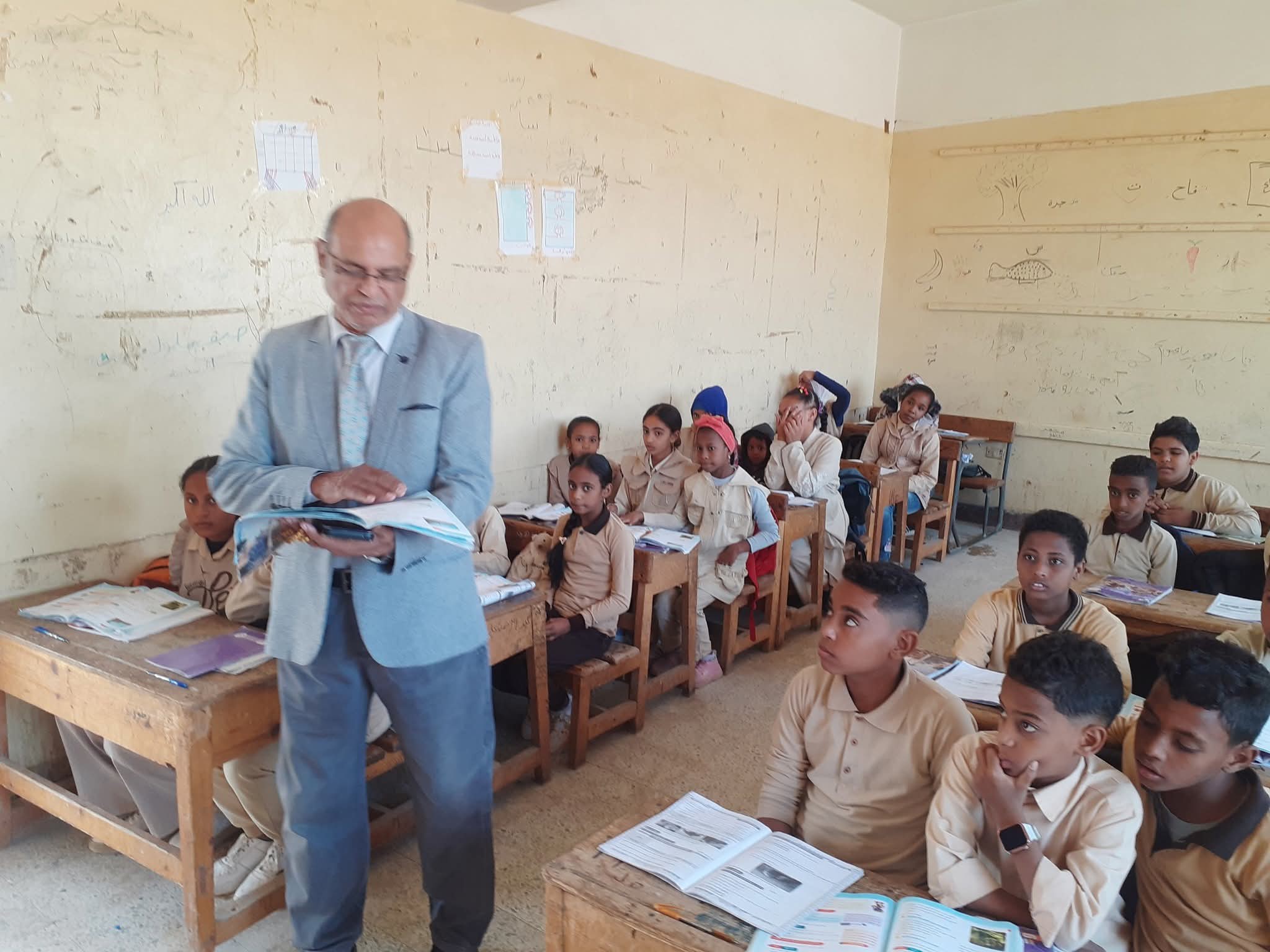 كوم امبو : عيد عبدالجواد يتفقد مدرستى الخور بحرى الإبتدائية والاعدادية 
