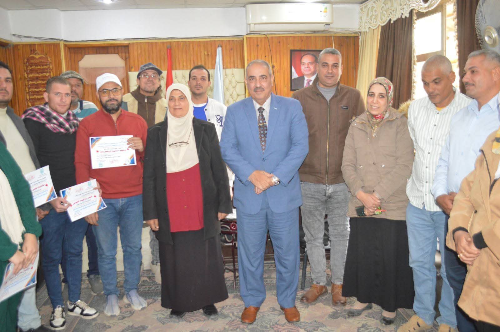 رئيس مركز ومدينه مطوبس يكرم فريق صناع الامل للعمل التطوعى بمطوبس