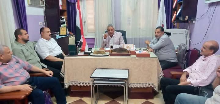 مدير الإدارة التعليمية بطهطا يجتمع ومديرى المدارس الثانوية ورؤساء الاقسام استعداد لامتحانات الثانوية العامة 
