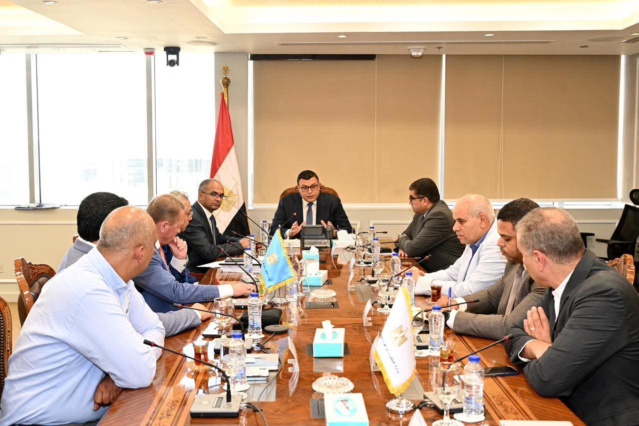 وزير الإسكان يستقبل مسئولي شركة 