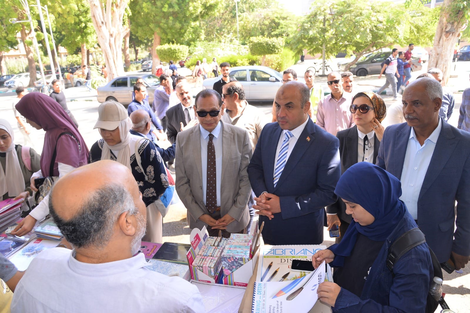 جامعة أسيوط تنظم معرضًا لمستلزمات الأسرة والطلاب بالتعاون مع جهاز تنمية المشروعات المتوسطة والصغيرة ومتناهية الصغر 