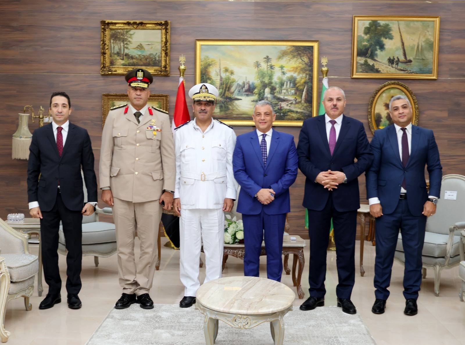 محافظ الإسماعيلية يضع إكليلًا من الزهور على النصب التذكاري بميدان الشهداء 