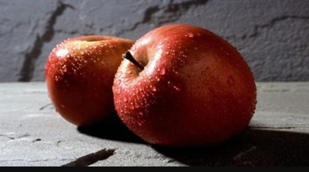 فاكهة التفاح تحميك من الإصابة بهشاشة العظام.. تناولها يوميا