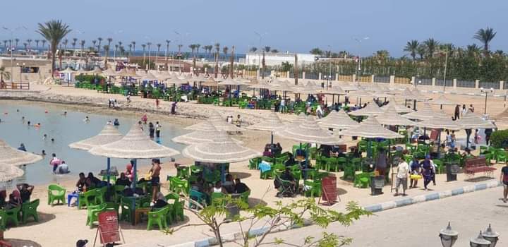 توافد المواطنين والزائرين على شواطئ منتجع العائلات في ثاني أيام العيد  