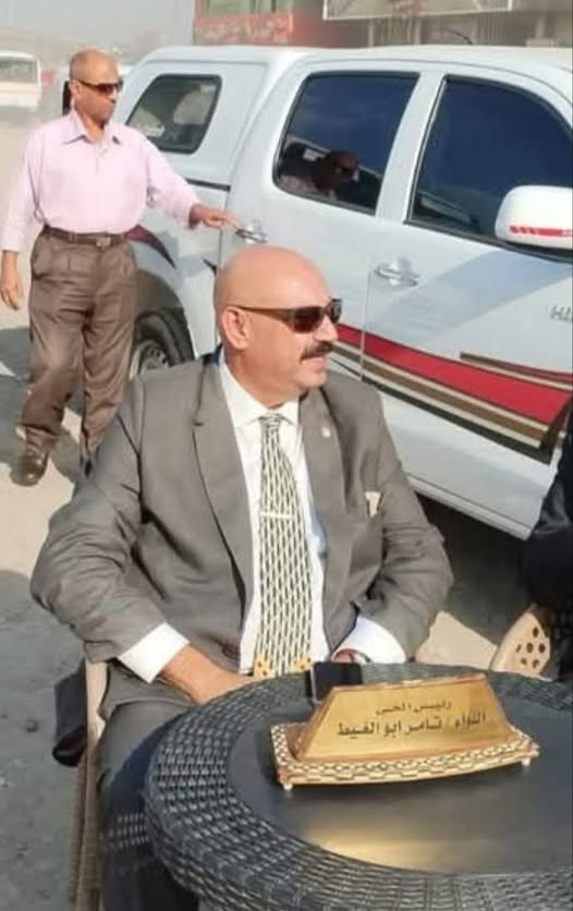 إجراء غير معتاد ... رئيس حي شبرا الخيمة ينقل مكتبه إلى الشارع لحل مشكلات المواطنين على الأرض