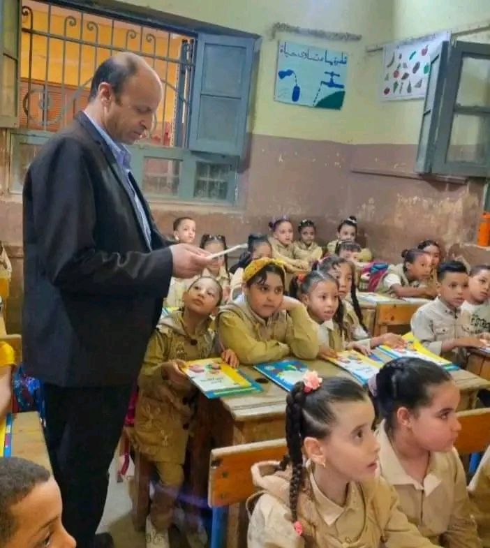 متابع الوزارة يشيد بانتظام الدراسة بالبلينا ويشدد على تفعيل القرارات الوزارية التربية التعليم
