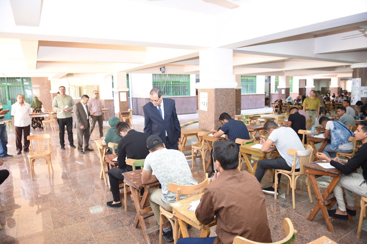 رئيس جامعة سوهاج يتابع انتظام الامتحانات بكلية الحقوق في أسبوعها الرابع 