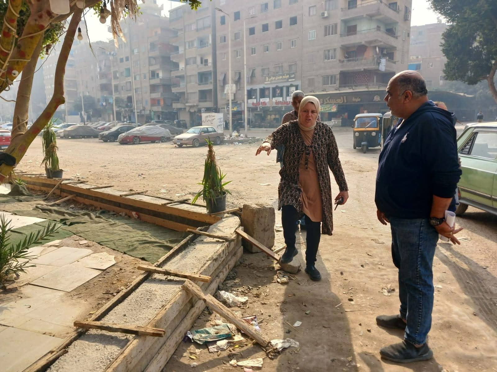 سلوى أبو العنين تقود طفرة تطوير جديدة بشارع الخمسين وتتابع صب البردورات ميدانيًا