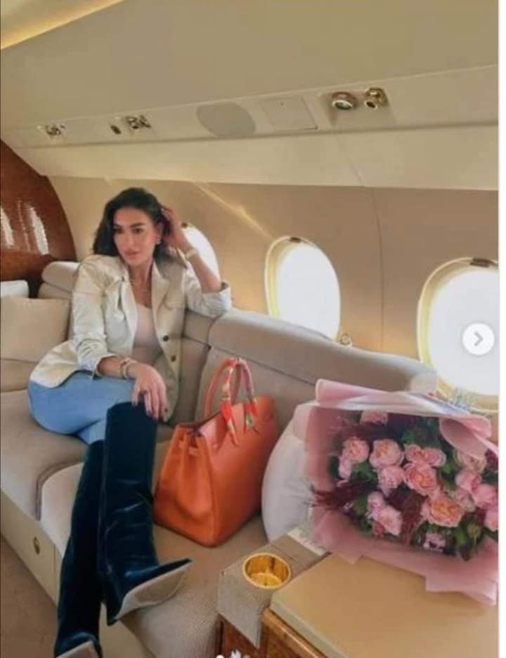 بملابس انيقه وورد بينك ٠٠ ياسمين صبري تثير الجدل داخل سيارتها الخاصة
