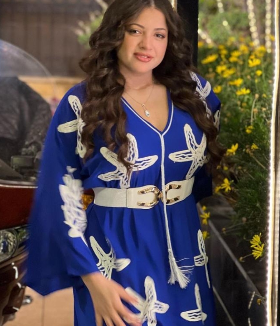 عباءة رمضانيه .. مني فاروق تخطف الأنظار في أحدث ظهور لها