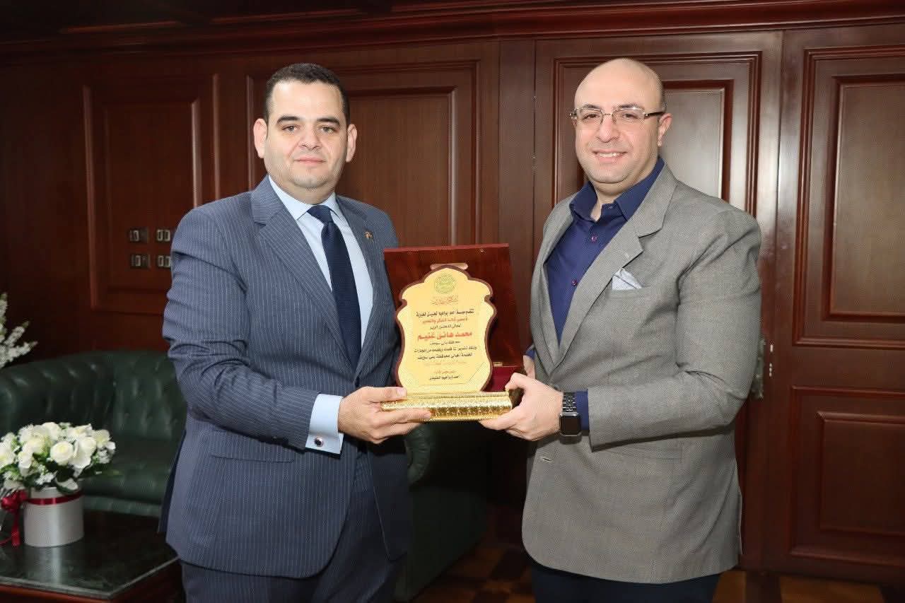 النائب أحمد إبراهيم الجنيدي يهدي محافظ بني سويف درع مؤسسة الجنيدي تقديراً لحصوله على الدكتوراه المهنية