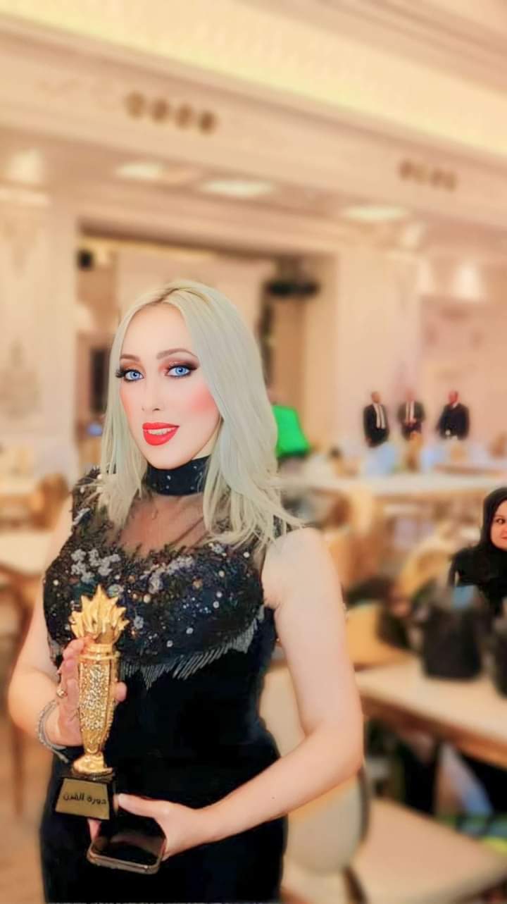 تكريم الاعلاميه و الفاشونيستا حنان حسين بمهرجان لقاء السحاب دورة القرن 