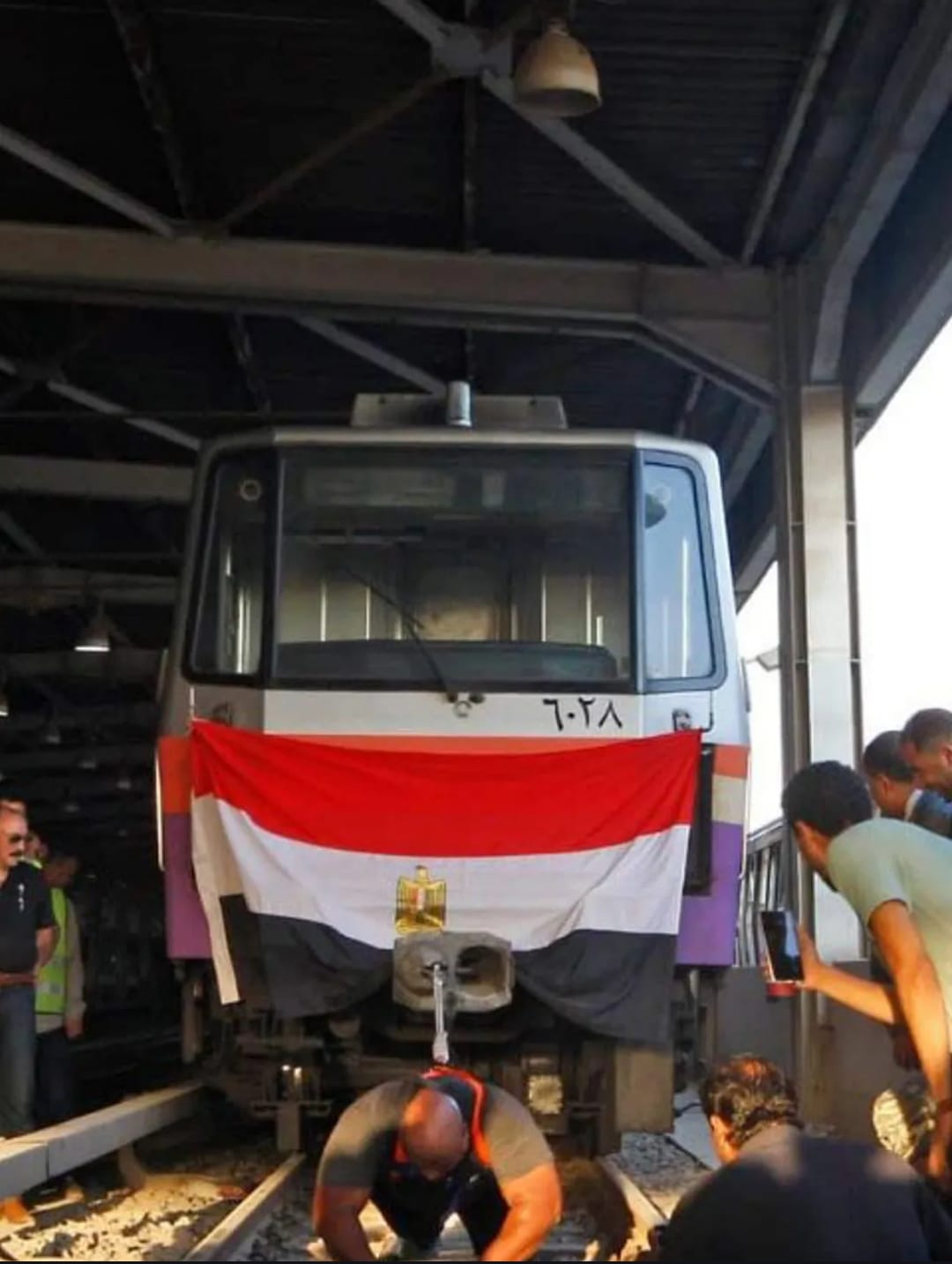 رجل مصر الخارق.سحب 6 عربات مترو أنفاق تزن حوالي 220 طنا