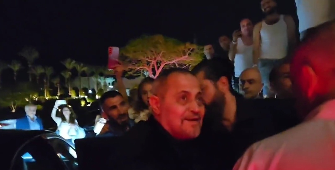 هتافات وصراخات.. معجبو المطرب جورج وسوف ينتظرونه في طابا