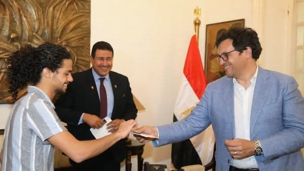 لتوسيع قاعدة الجمهور.. وزير الثقافة يُسلم بطاقات «أهلًا وسهلاً بالطلبة 