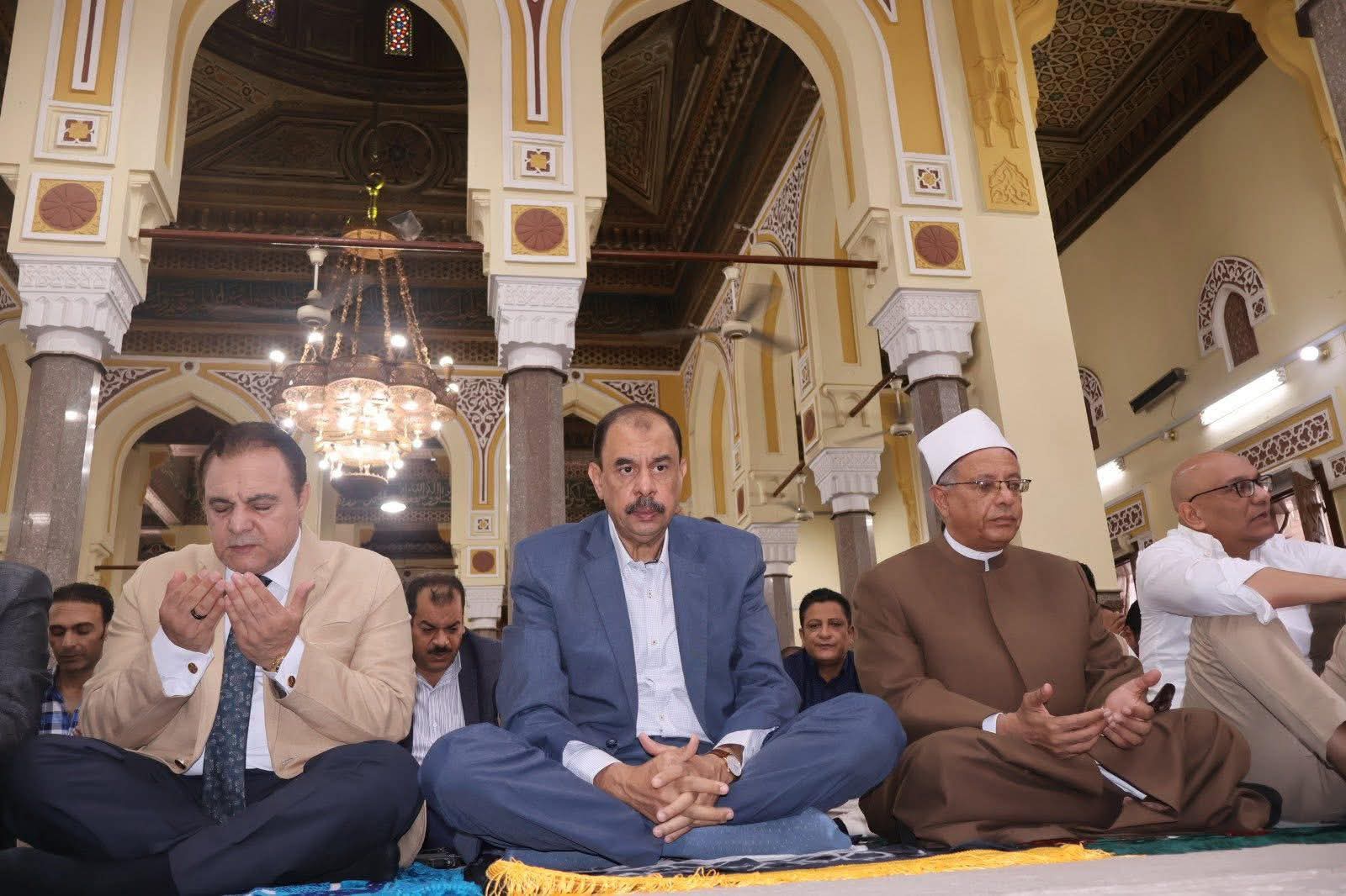 محافظ سوهاج يؤدي صلاة الجمعة بمسجد العارف بالله ويشارك في مبادرة صحح مفاهيمك