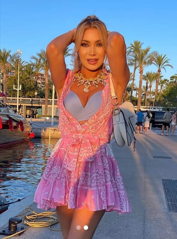 بملابس جريئة ٠٠ نوال الزغبي تبهر متابعيها  بإطلالة جديدة على البحر