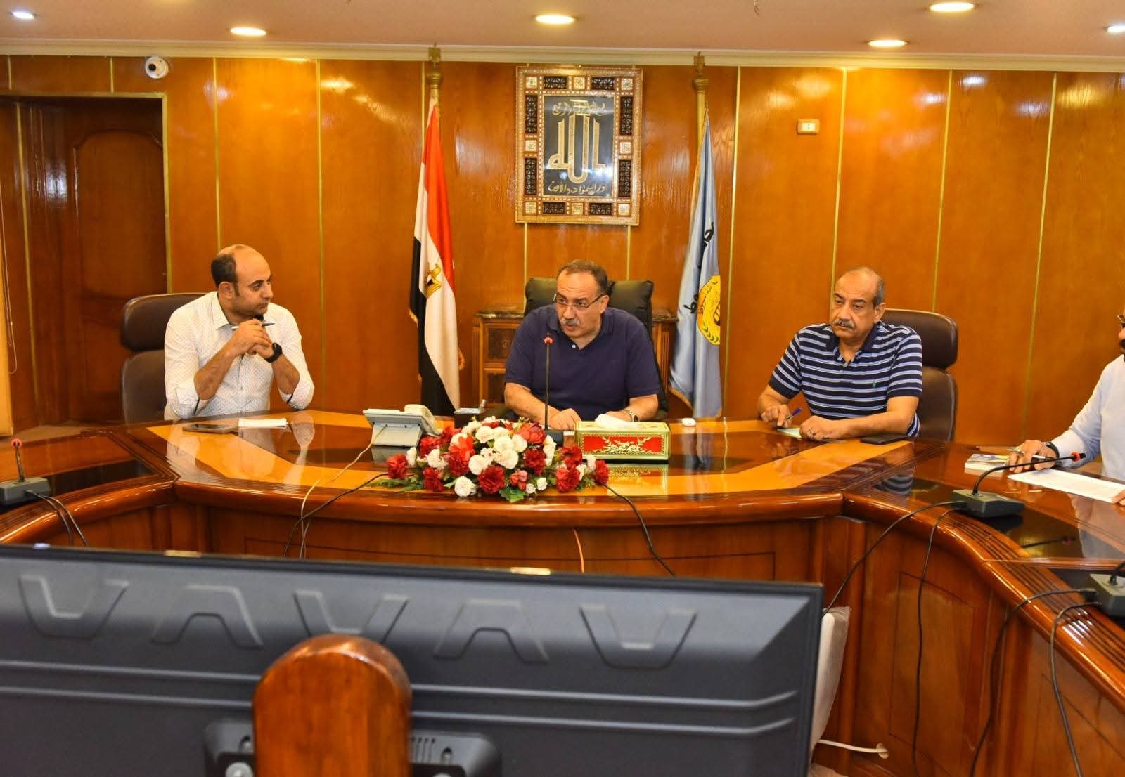محافظ أسيوط يعقد اجتماعا مع رؤساء المراكز ويؤكد لا تهاون في ملف التقنين وترقيم الأكشاك بـ 