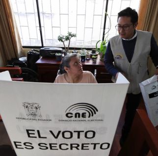 الناخبون في الإكوادور يوافقون على تدابير مكافحة المافيا ويرفضون الإصلاحات الاقتصادية